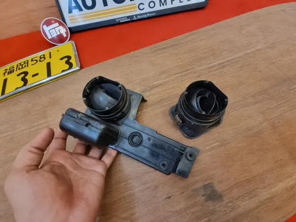 Hilux pickup 1979-83 AC side vents 3