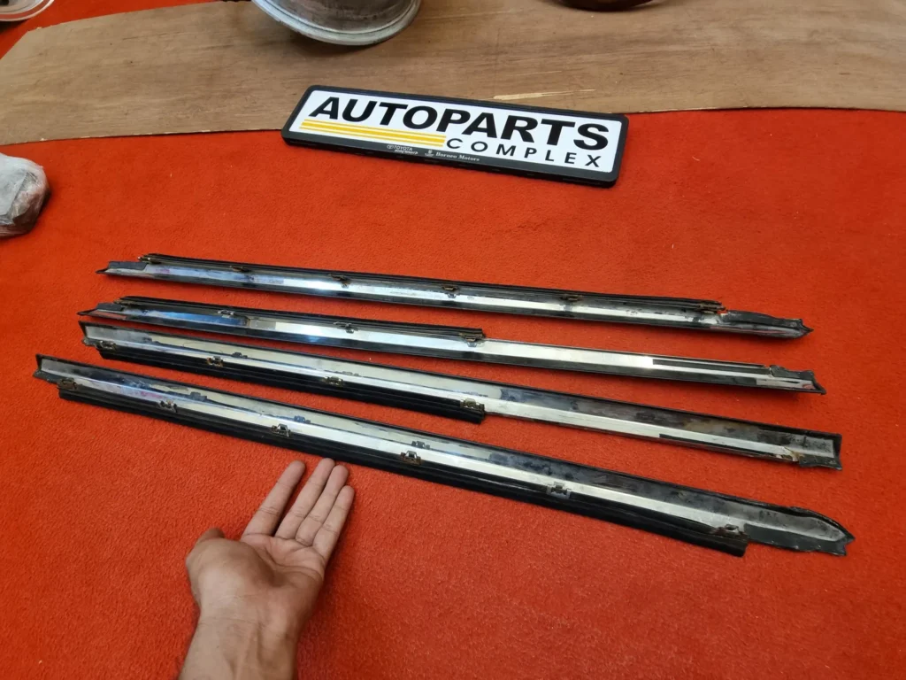 Toyota Corona rt132 rt130 tt132 xt130 Door chrome weatherstrips 5