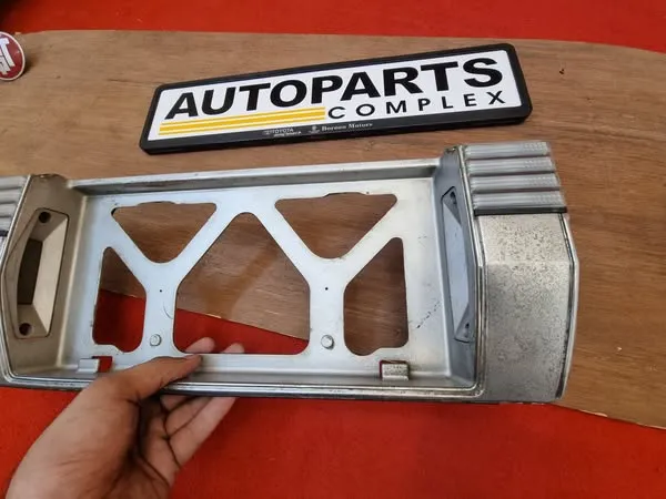 1986 1987 1988 Toyota Cressida rear tail light centre garnish 75803-22120 2