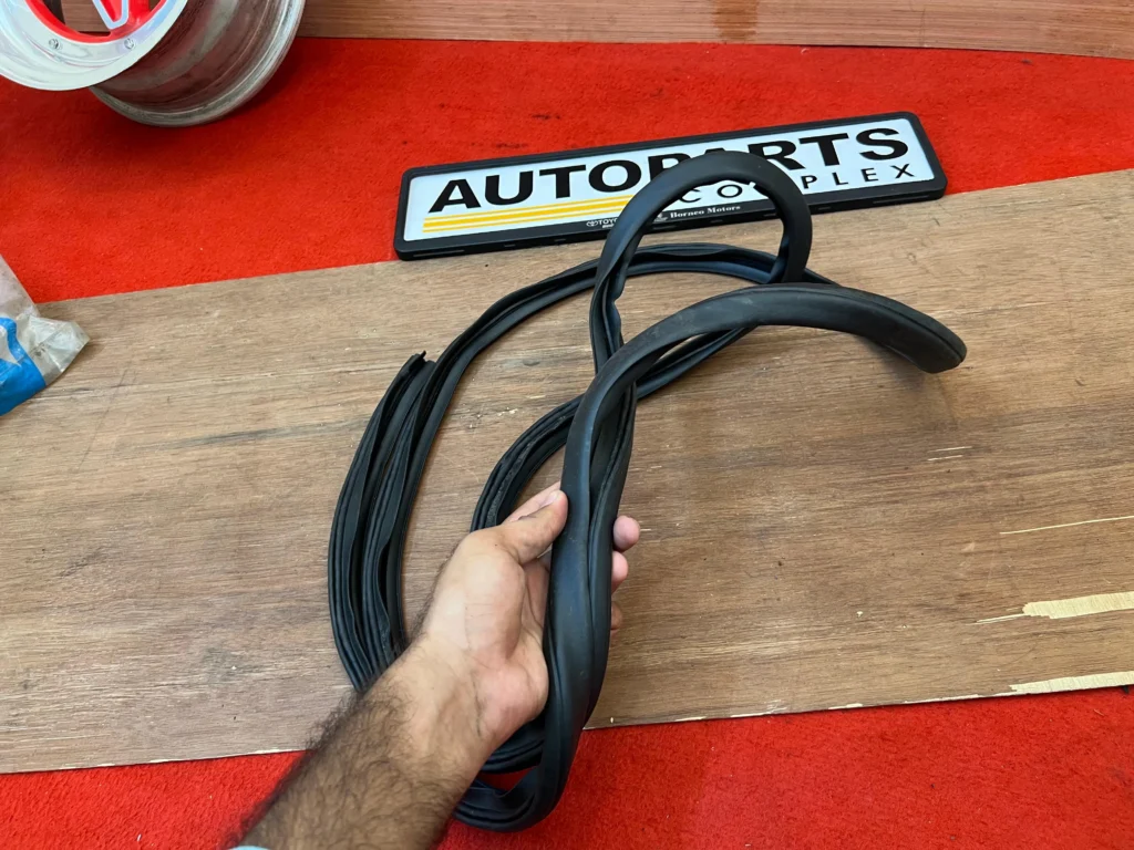 Corolla 1975-79 Ke30 Te31 trunk weatherstrip rubber seal 3