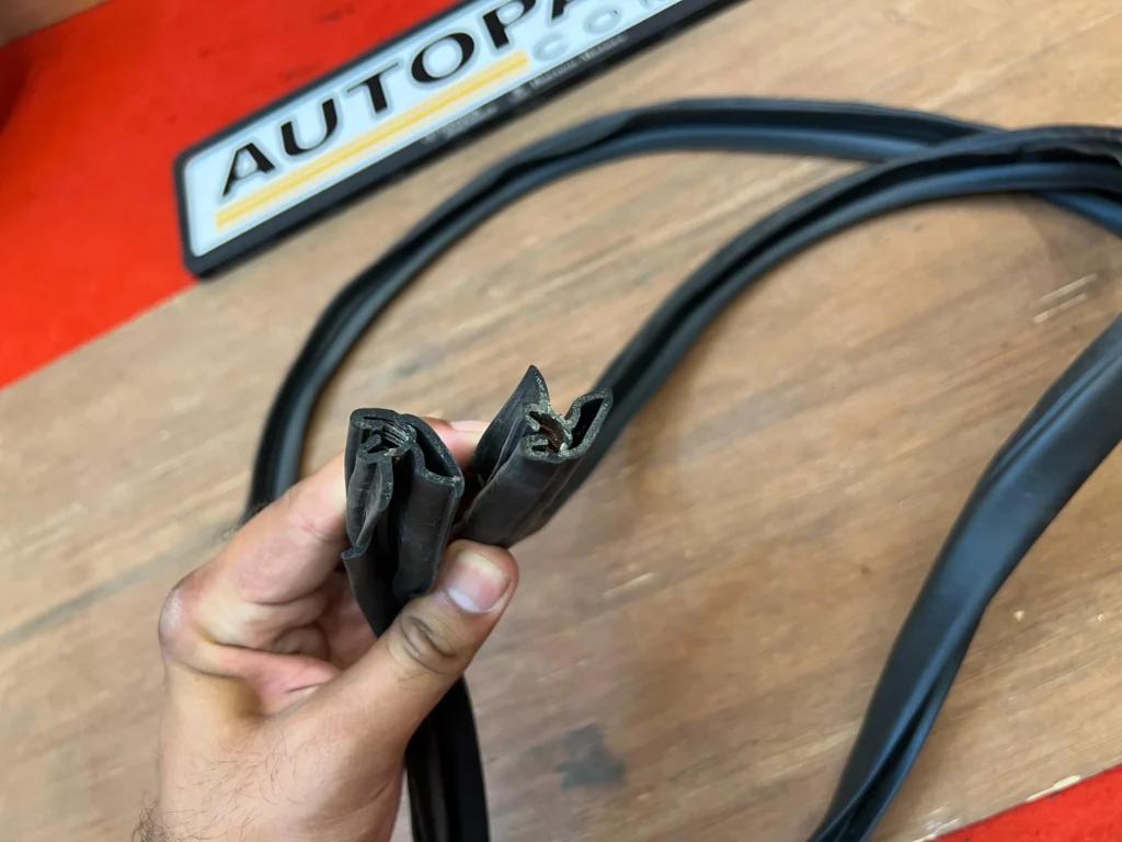 Corolla 1975-79 Ke30 Te31 trunk weatherstrip rubber seal 4