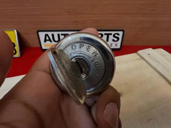 Toyota 1970s ke20 Te27 Rt80 Rt81 fuel cap lock with key 3