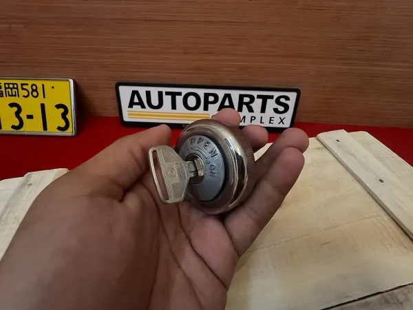 Toyota 1970s ke20 Te27 Rt80 Rt81 fuel cap lock with key 4