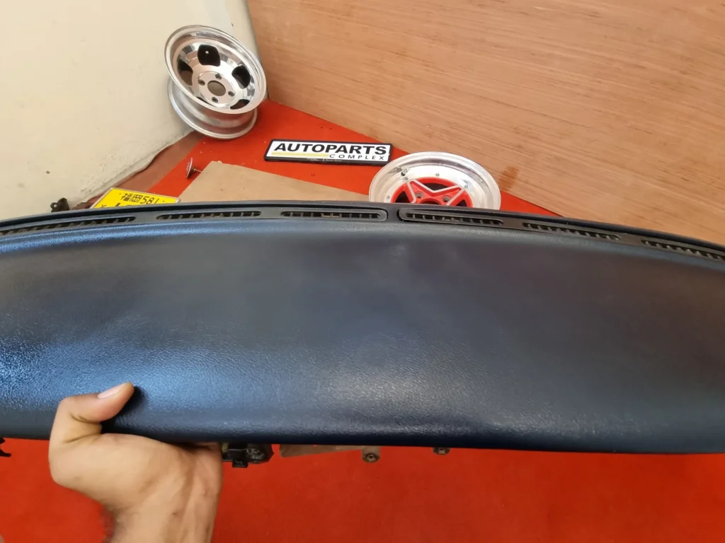 Toyota Crown 1989-91 s130 gs131 ms131 hardtop Dashpad in blue 6