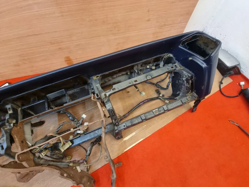 Toyota Crown 1989-91 s130 gs131 ms131 hardtop Dashpad in blue 7