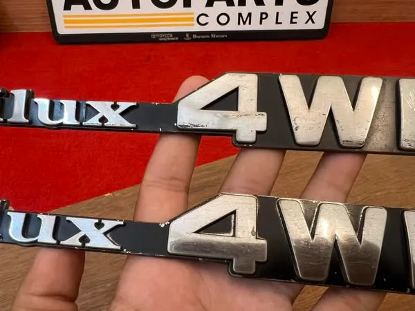 Toyota Hilux pickup 1979-83 Rn36 Ln46 4wd fender badges 3