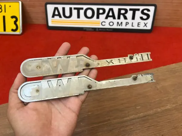 Toyota Hilux pickup 1979-83 Rn36 Ln46 4wd fender badges 5