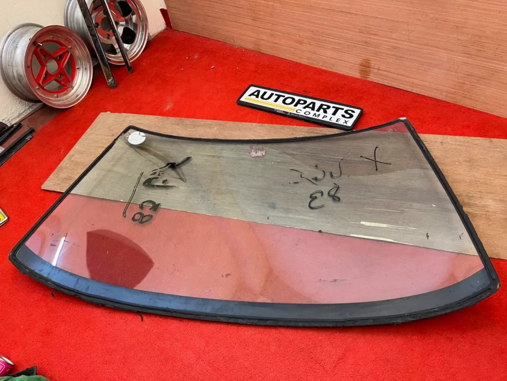 Toyota corona 1983-87 ST140 ST141 RT142 TT140 front windshield 4