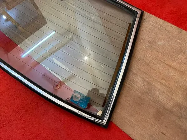 door sedan rear windshield with rubber seal and chrome trims 2