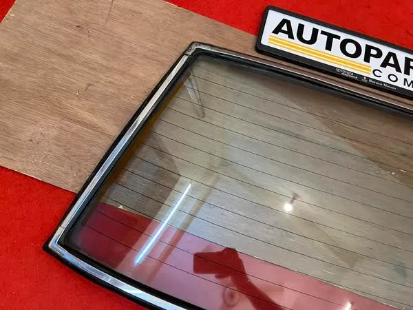 door sedan rear windshield with rubber seal and chrome trims 3