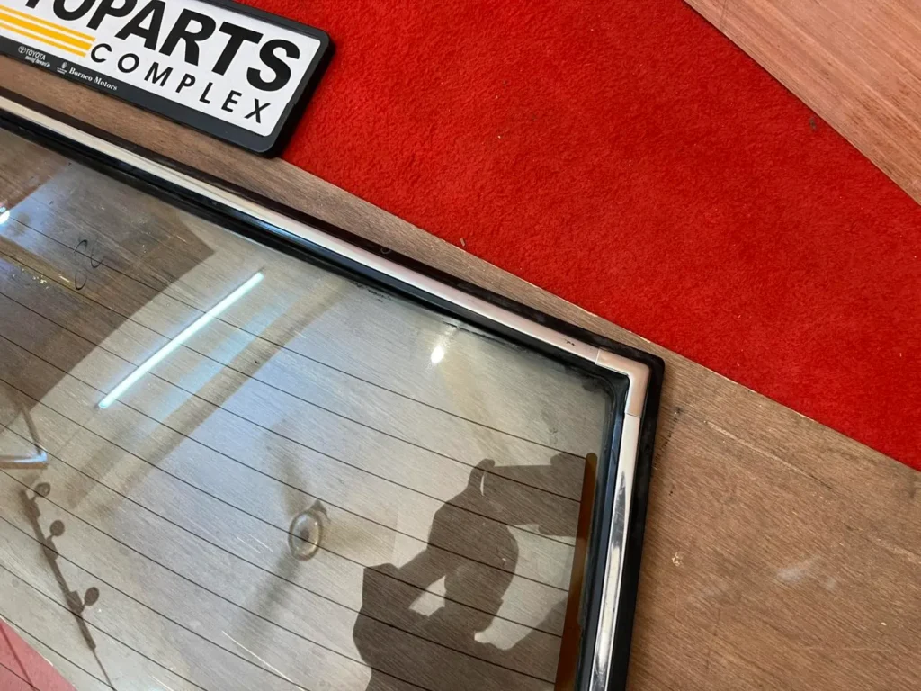 door sedan rear windshield with rubber seal and chrome trims 4