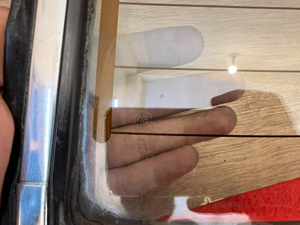 door sedan rear windshield with rubber seal and chrome trims 7