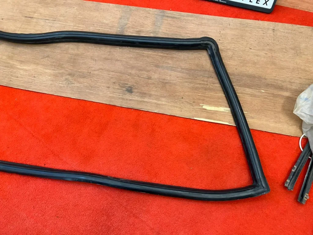 Corolla 1975 - 1979 ke30 Te31 rear windshield rubber seal2