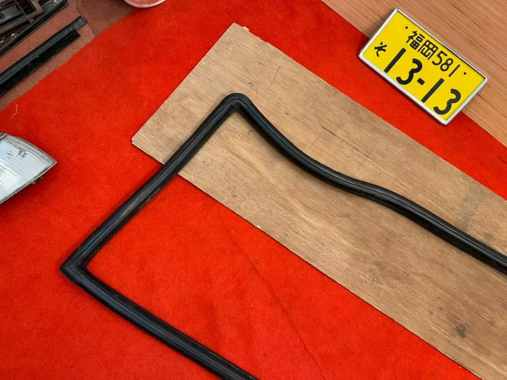 Corolla 1975 - 1979 ke30 Te31 rear windshield rubber seal3