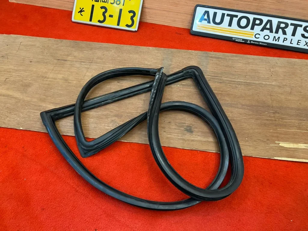 Corolla 1975 - 1979 ke30 Te31 rear windshield rubber seal4
