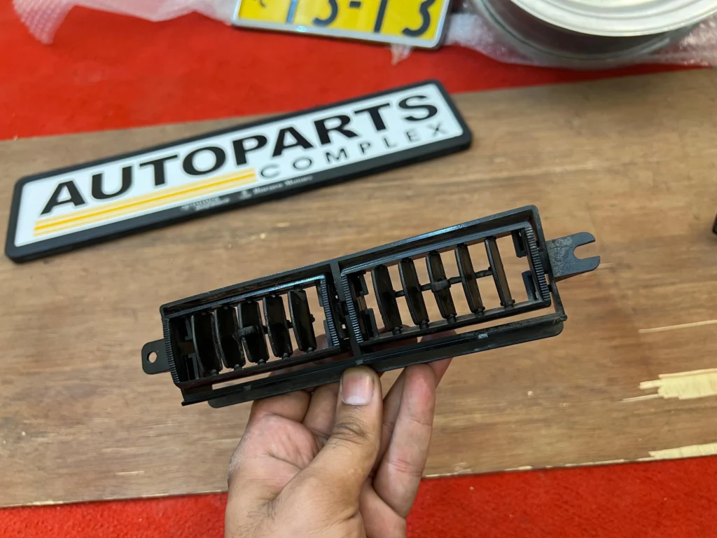 Corolla 1980 - 1981 Ke70 Te72 center AC vent1