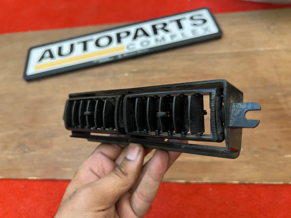 Corolla 1980 - 1981 Ke70 Te72 center AC vent2