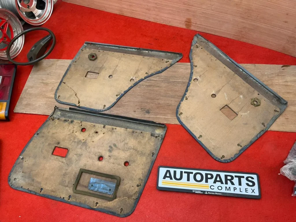Corolla 1980 - 1983 4 door sedanwagon door cards in blue9