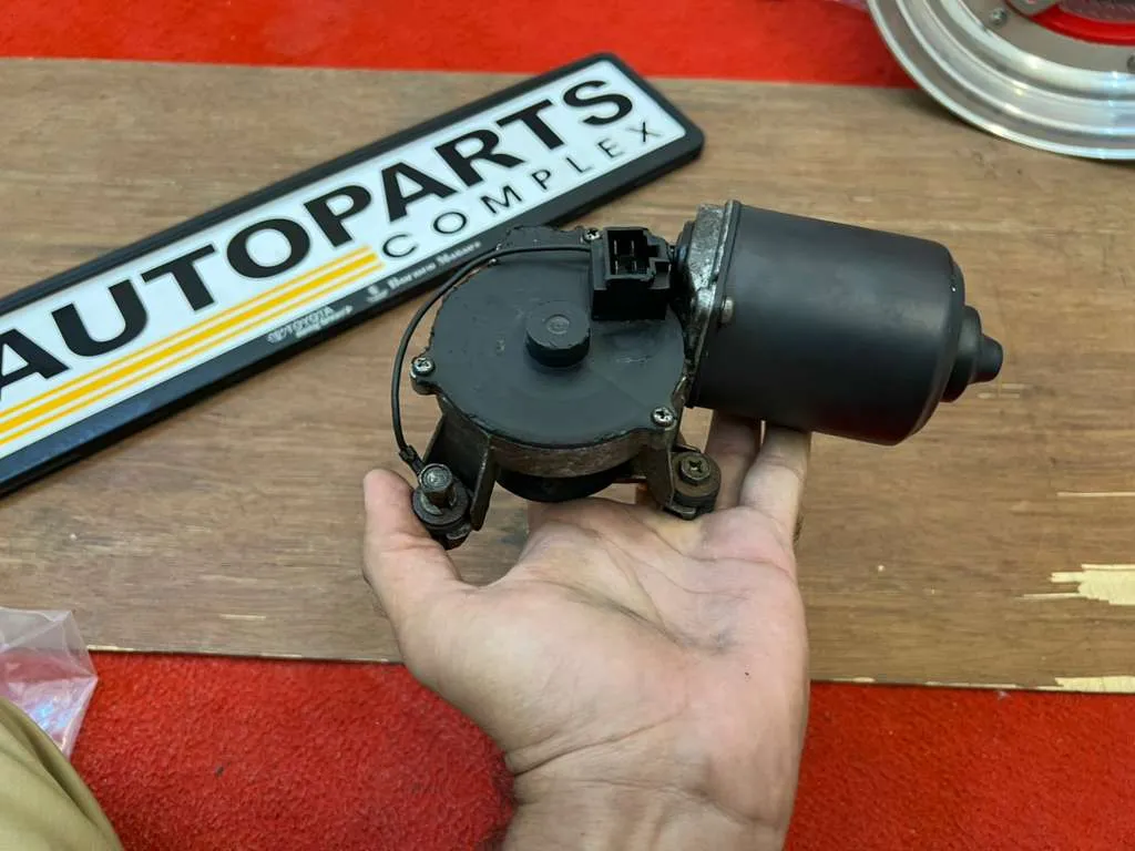 Corolla 1980 - 1983 LHD windshield wiper motor Te72 Ae71 Ke70 3