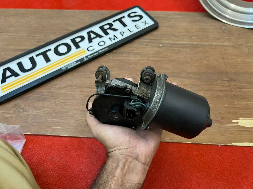 Corolla 1980 - 1983 LHD windshield wiper motor Te72 Ae71 Ke70 4