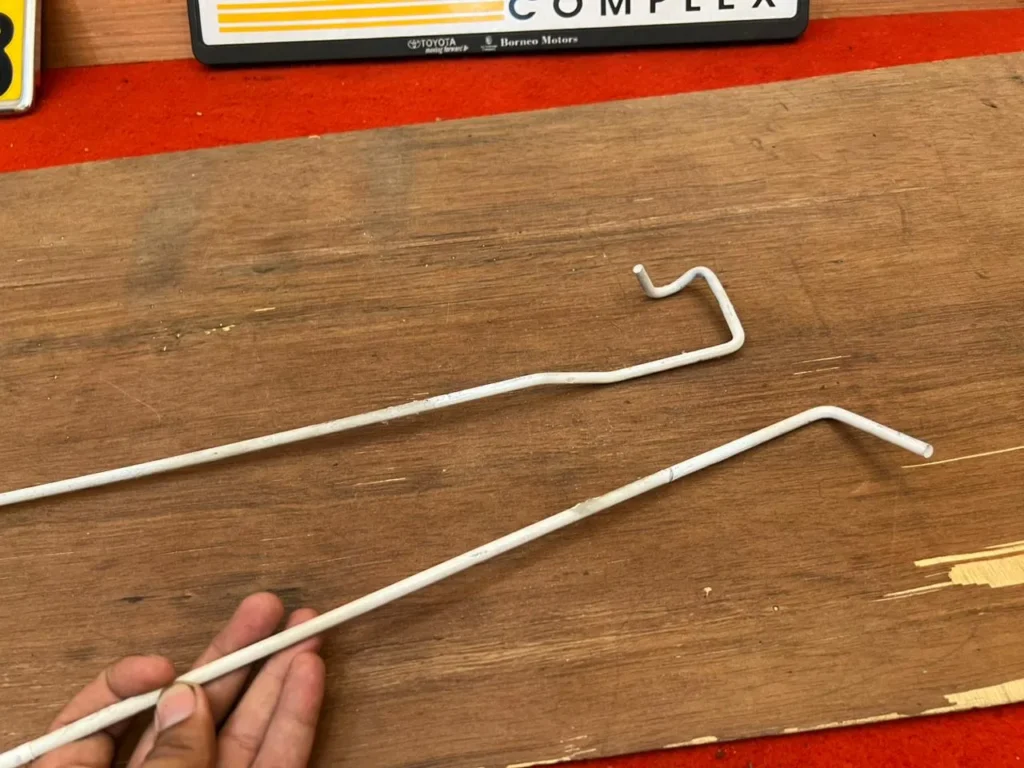Corolla 1980 - 1983 sedan trunk lid lift rods3