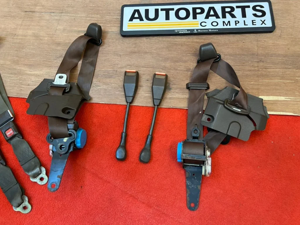 Corolla Ke70 Te72 4 door seat belts set in brown 2