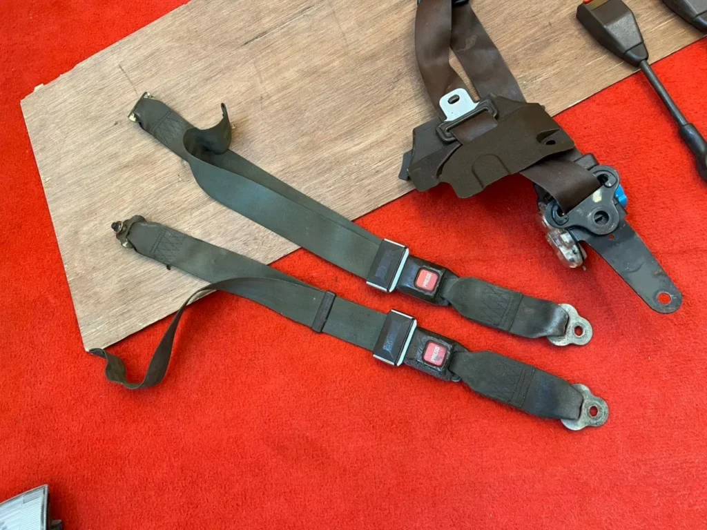 Corolla Ke70 Te72 4 door seat belts set in brown 3