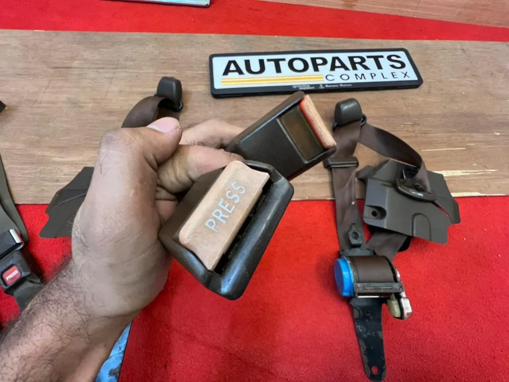 Corolla Ke70 Te72 4 door seat belts set in brown 5