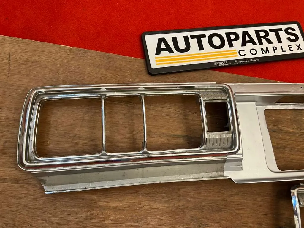 Toyota Crown 1976 1977 1978 1979 taillight chrome bezels and center garnish3