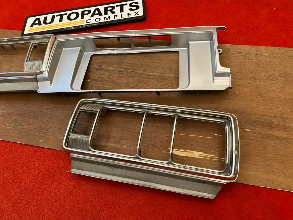 Toyota Crown 1976 1977 1978 1979 taillight chrome bezels and center garnish4