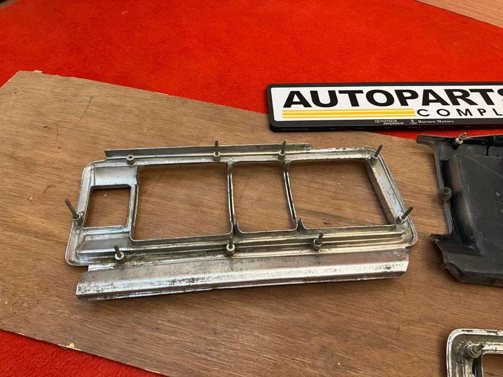 Toyota Crown 1976 1977 1978 1979 taillight chrome bezels and center garnish5
