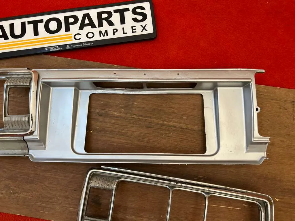 Toyota Crown 1976 1977 1978 1979 taillight chrome bezels and center garnish6