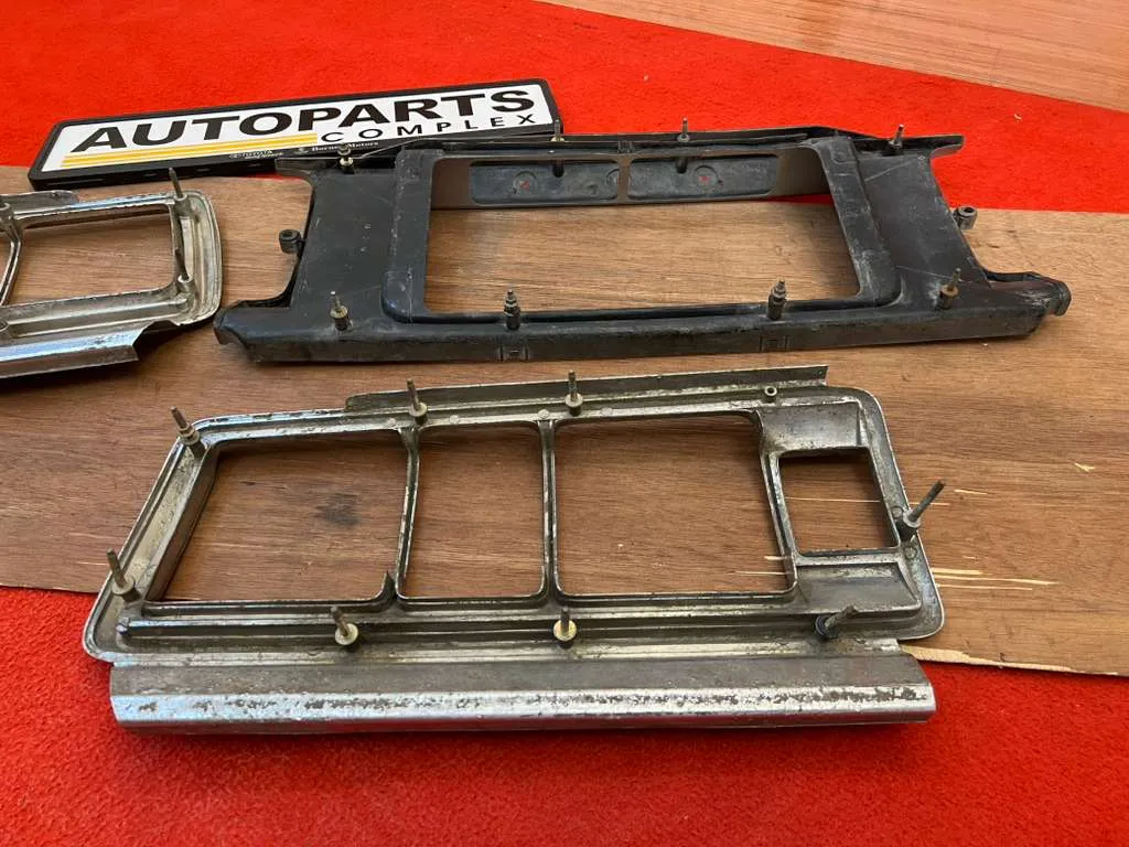 Toyota Crown 1976 1977 1978 1979 taillight chrome bezels and center garnish7