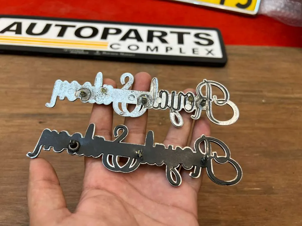Toyota Crown 1983 - 1987 Royal Saloon emblem badge4