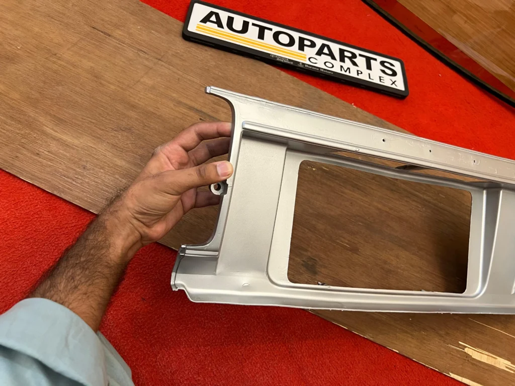 Toyota Crown MS80 Ms85 rear center garnish 2