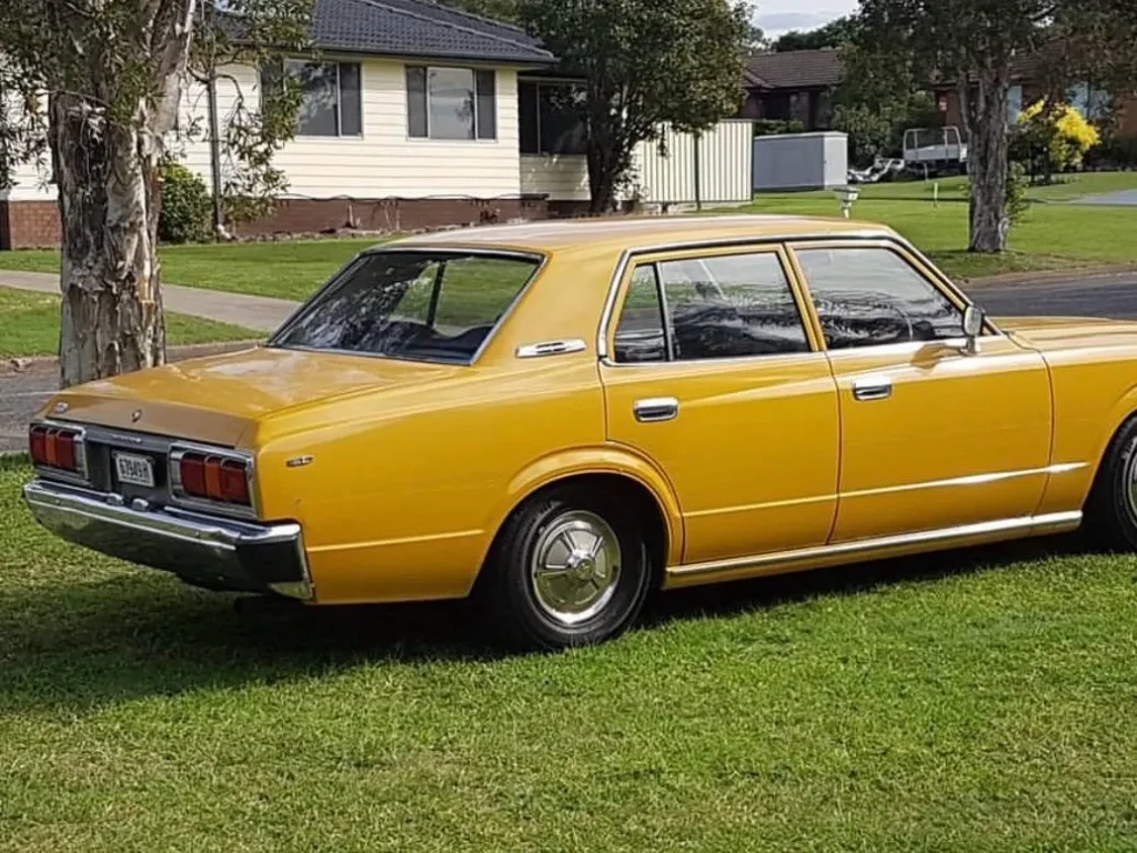 Toyota Crown MS80 Ms85 rear center garnish 3