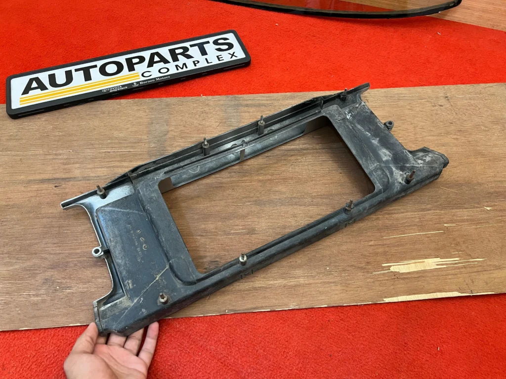 Toyota Crown MS80 Ms85 rear center garnish 4
