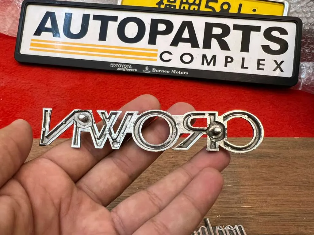 Toyota Crown ms120 gs120 1983 - 1987 badge 4