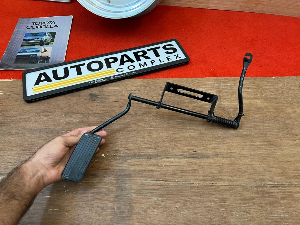 Corolla 1976 1977 1978 1979 LHD accelerator pedal Assembly1