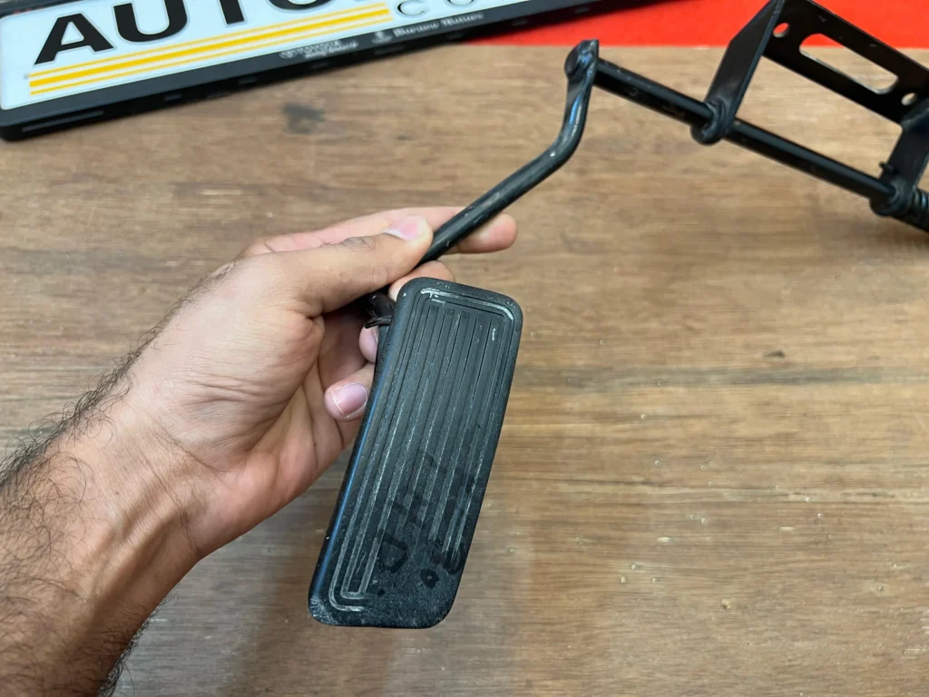 Corolla 1976 1977 1978 1979 LHD accelerator pedal Assembly3