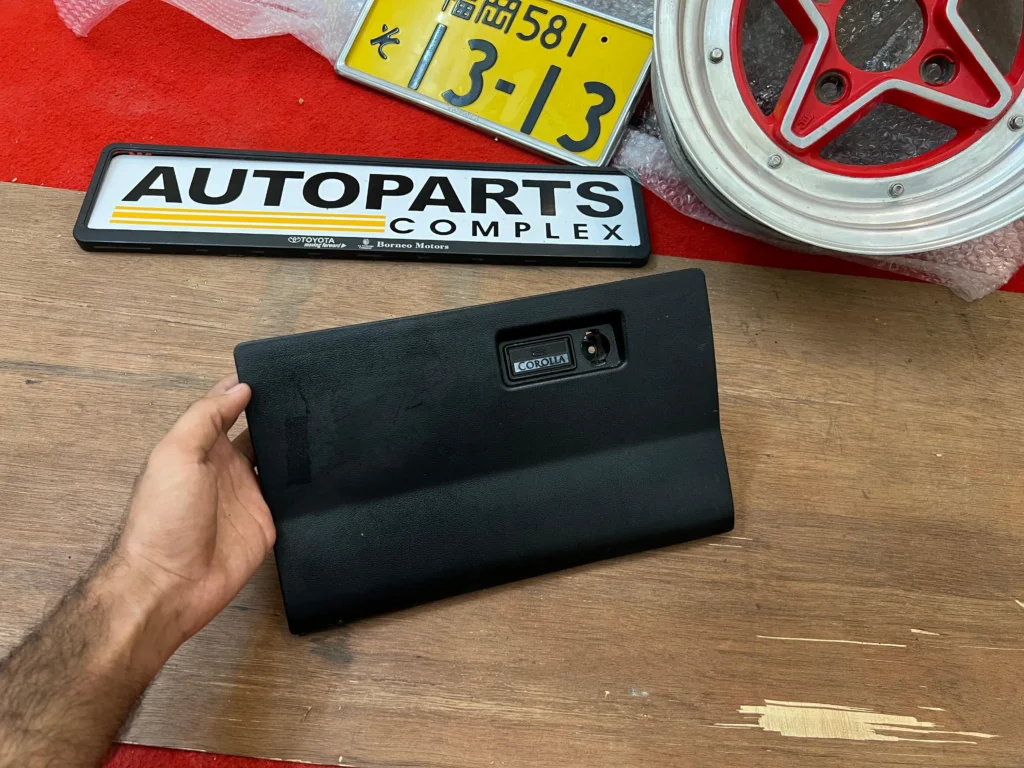 Corolla Ke30 Ke35 Ke36 glove compartment door (1)
