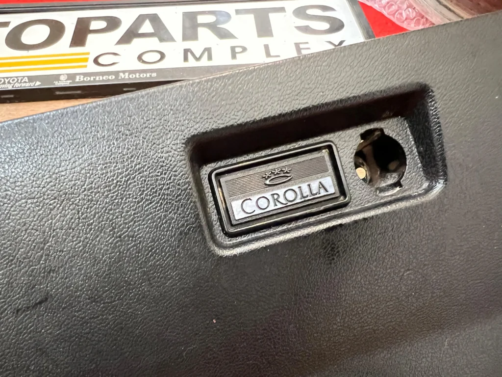 Corolla Ke30 Ke35 Ke36 glove compartment door (2)