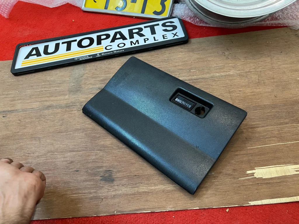 Corolla Ke30 Ke35 Ke36 glove compartment door (3)