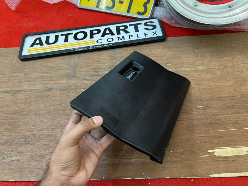 Corolla Ke30 Ke35 Ke36 glove compartment door (4)