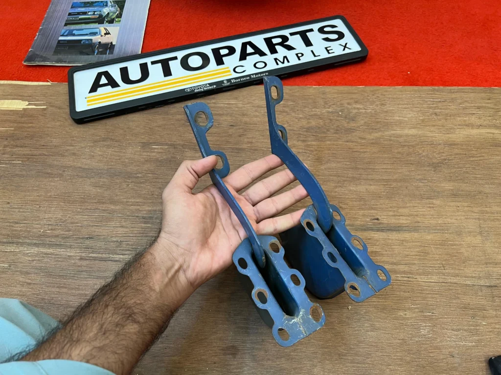 Corolla ke70 Te72 bonnet hinges pair 1
