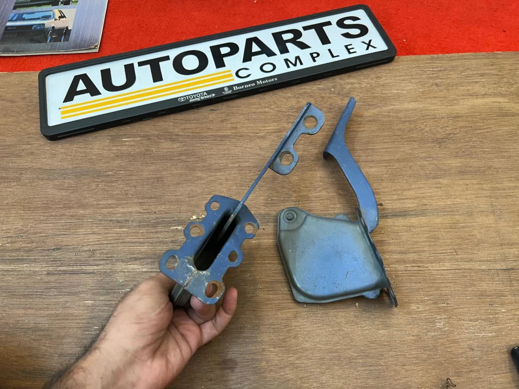 Corolla ke70 Te72 bonnet hinges pair 4