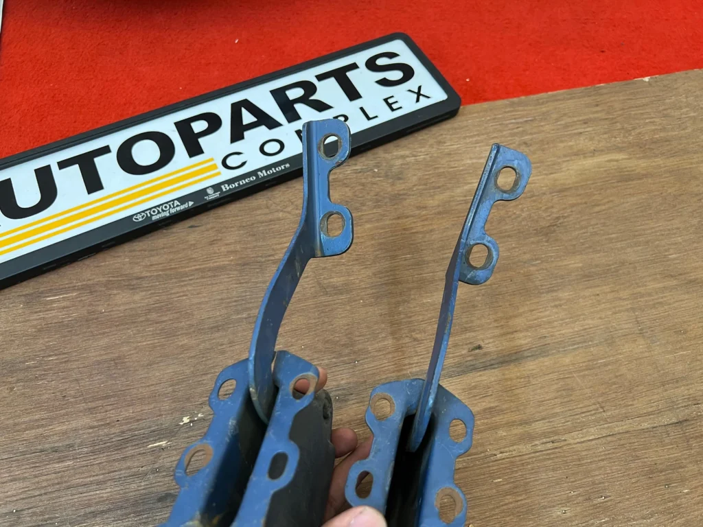Corolla ke70 Te72 bonnet hinges pair 6
