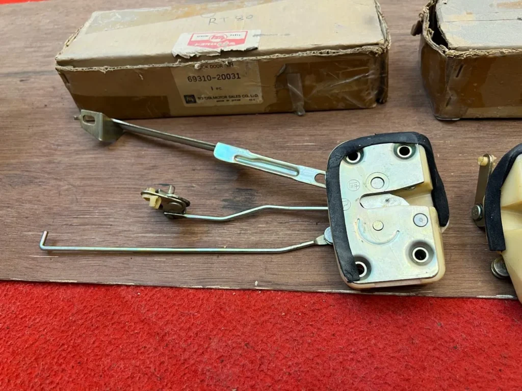 Corona 1971 - 1973 RT80 Rear doors lock assembly2