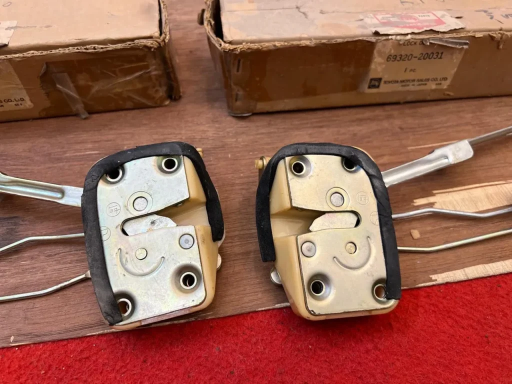 Corona 1971 - 1973 RT80 Rear doors lock assembly4