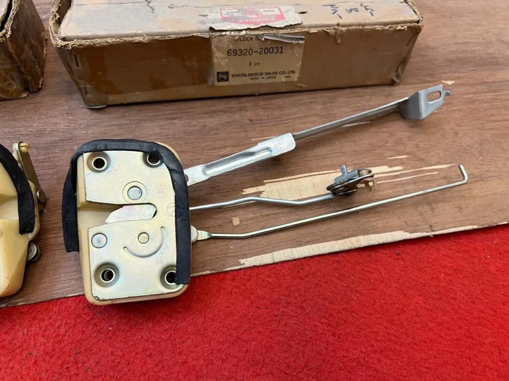 Corona 1971 - 1973 RT80 Rear doors lock assembly5